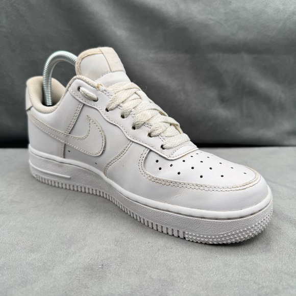 Nike Air Force 1 Low ’07 Triple White Women’s Size 7 Classic Sneakers - Picture 8 of 14